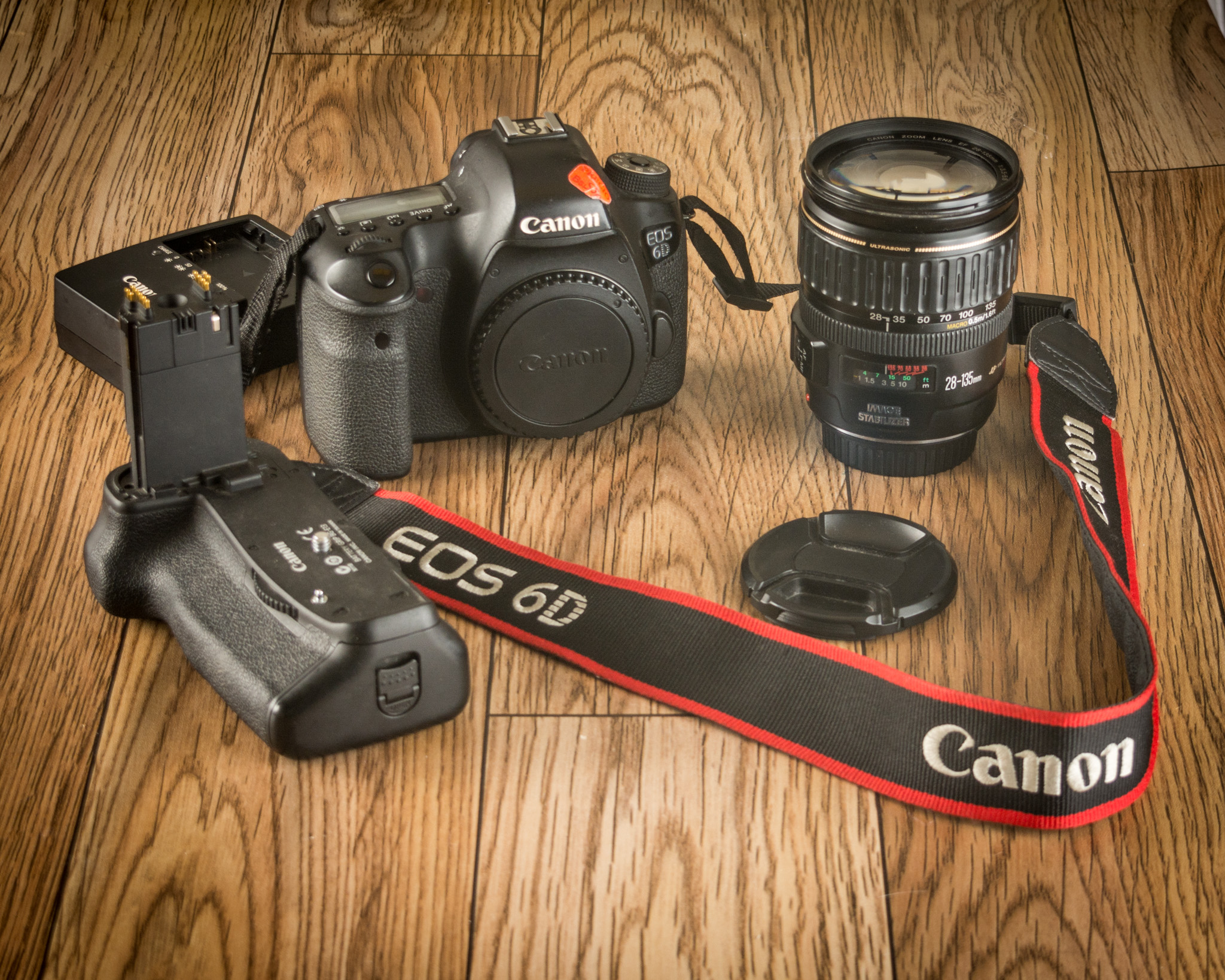 Cámara Canon EOS 6D - Objetivo Canon 28-135 + Power Grip < Foto